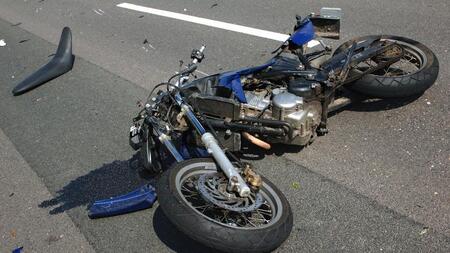 Slika je simbolična: poškodovan motor v prometni nesreči