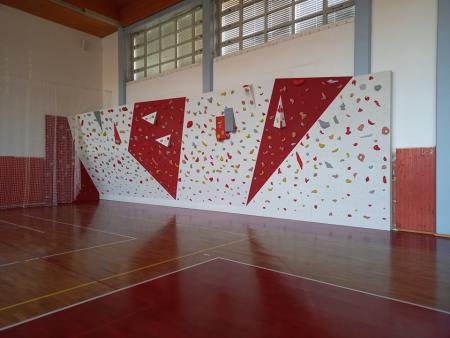 Namestitev plezalne stene v Športni dvorani Benedikt